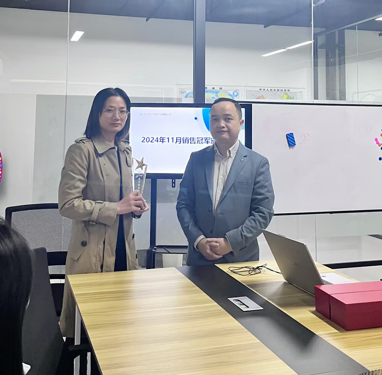 Laeti Nuntii! Guo Junqiao ms venditionesque menstruas defensoris mense Novembri consecutus est.