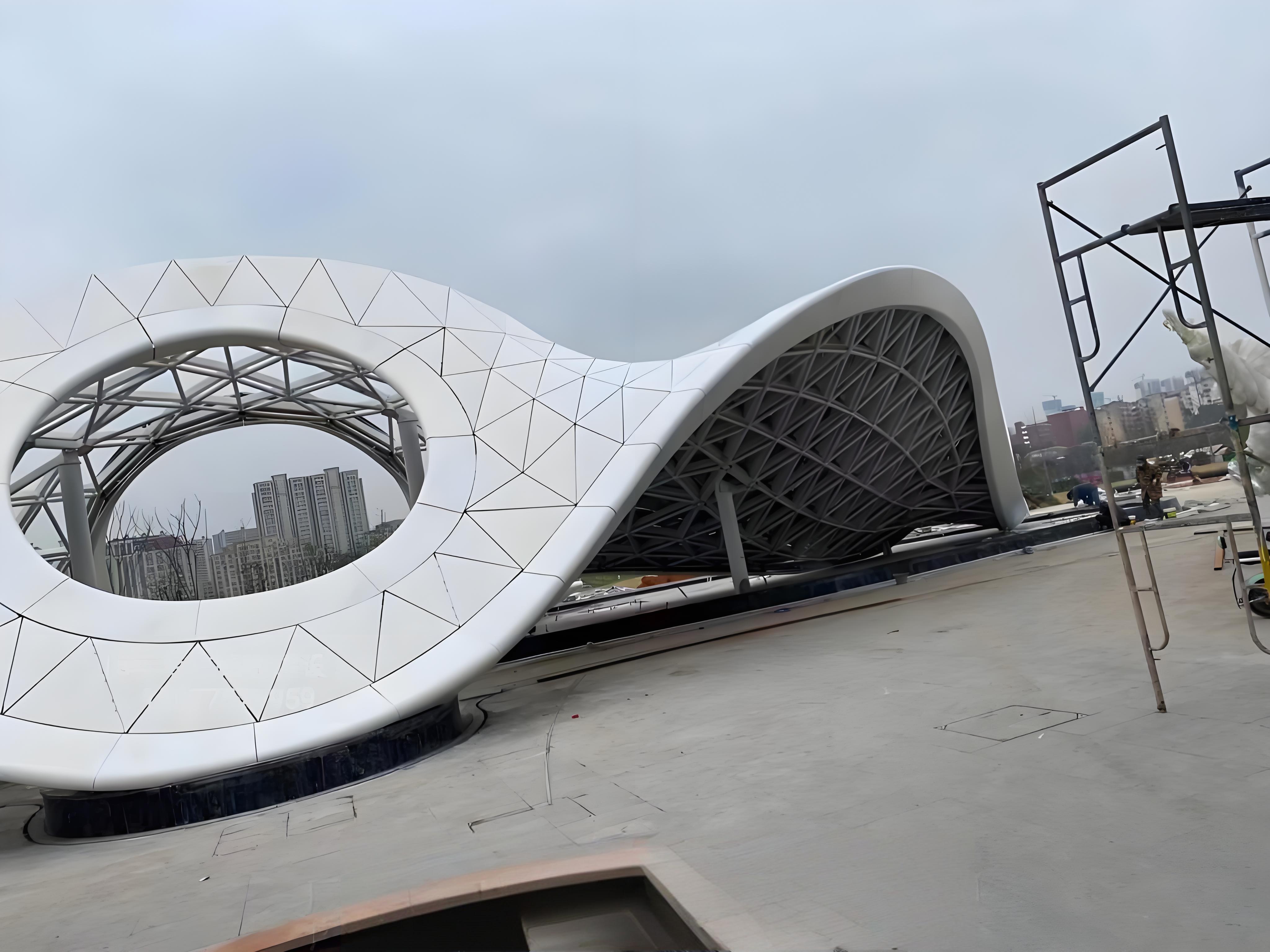 Conceptum de an in-site formatam technology ad curvam aluminium tabulata
